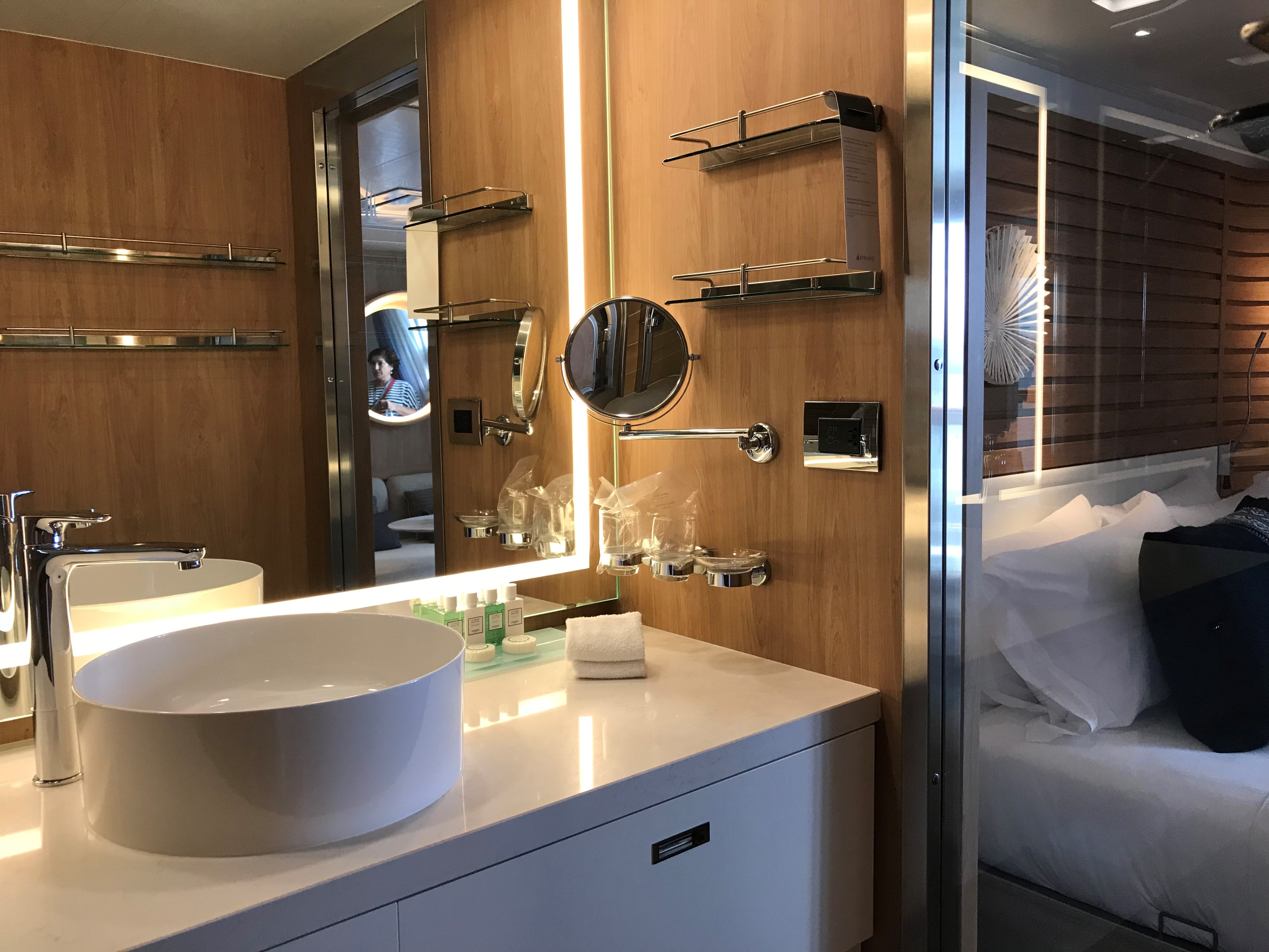 Deluxe Stateroom bathroom